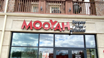 Mooyah Burgers, Fries Shakes outside