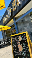 Moe’s Broadway Bagel outside