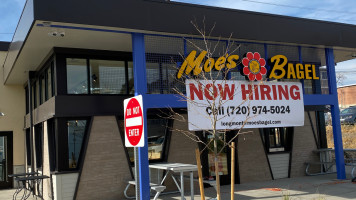 Moe’s Broadway Bagel outside