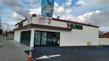 7-eleven outside