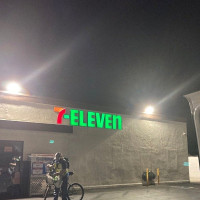 7-eleven outside