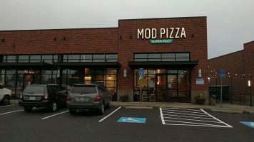 Mod Pizza outside