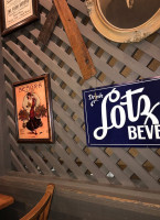 Cracker Barrel Old Country Store logo