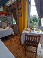 Tutti's inside
