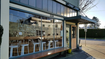Milk Glass Mrkt outside