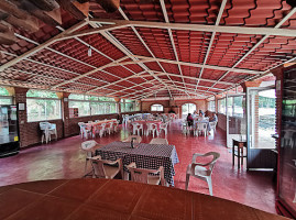 Dinosaur Bar-B-Que inside