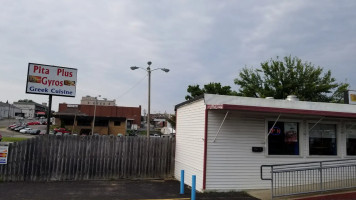 Pita Plus Gyros outside