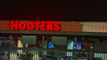 Hooters outside