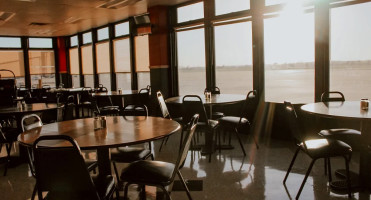 B&b Runway Cafe inside