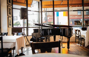 Drew's on Halsted inside