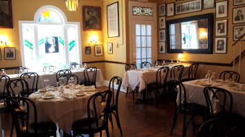 Victor Cafe inside