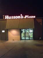 Husson's Pizza outside