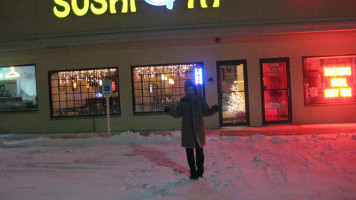Sushi Ya outside