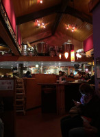 Moose's Tooth Pub Pizzeria Dentro