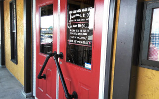 Famous Dave's -b-que outside