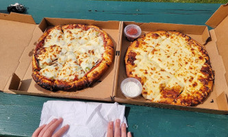 Ernestos Pizzeria food