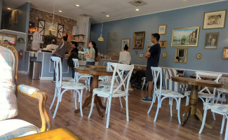 Le Vingt Trois Cafe Bakery inside