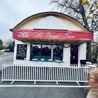 Le Vingt Trois Cafe Bakery outside