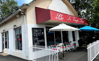 Le Vingt Trois Cafe Bakery outside