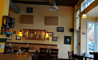 Roscoe's Pizzeria inside