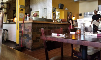 Roscoe's Pizzeria inside