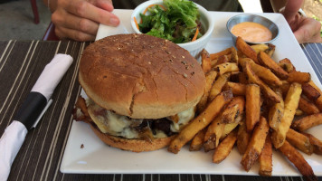 Noire Et Blanche Microbrasserie food