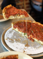 Zachary's Chicago Pizza Comida