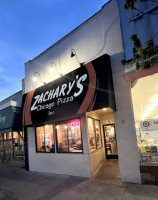 Zachary's Chicago Pizza Dentro