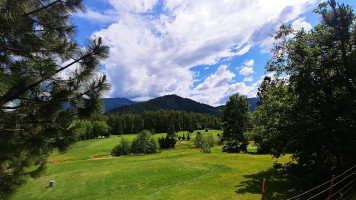 Applegate River Golf Club outside