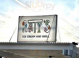 Arty’s Ice Cream Grill outside