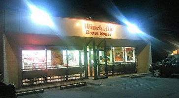 Winchell's Donut House outside