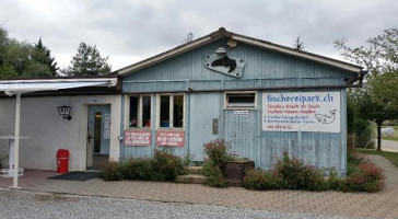 Shiver River Shaved Ice Sandwich Shop outside