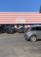 Amy's Donuts outside