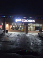 Eileen's Colossal Cookies outside