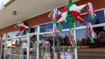 Tres Hermanos Bakery outside