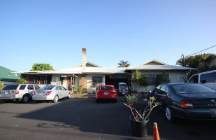 Honokaʻa Public House outside