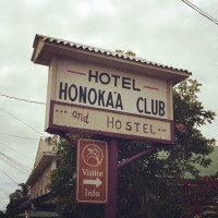 Honokaʻa Public House outside