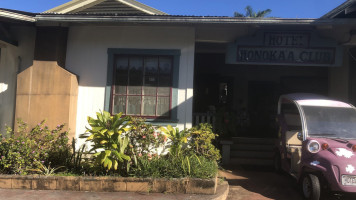 Honokaʻa Public House outside