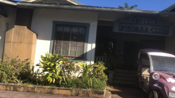 Honokaʻa Public House outside