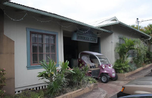 Honokaʻa Public House outside