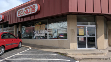 Carol Lee Donut Shop outside