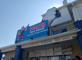 Porky's Hotdogs outside