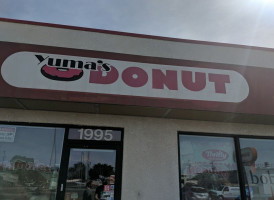 Donut Avenue Pastries outside