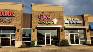 Gigi's Cupcakes outside