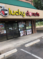 Lucky Donuts outside