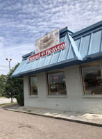 Doughnut Heaven outside