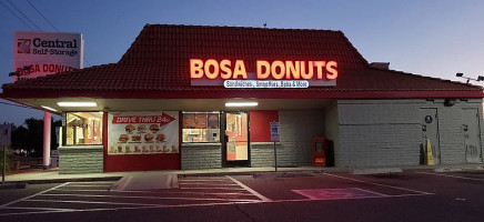 Bosa Donuts outside