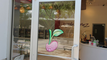 Razzleberriez Frozen Yogurt outside