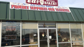 Ed's Bakery outside