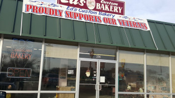 Ed's Bakery outside